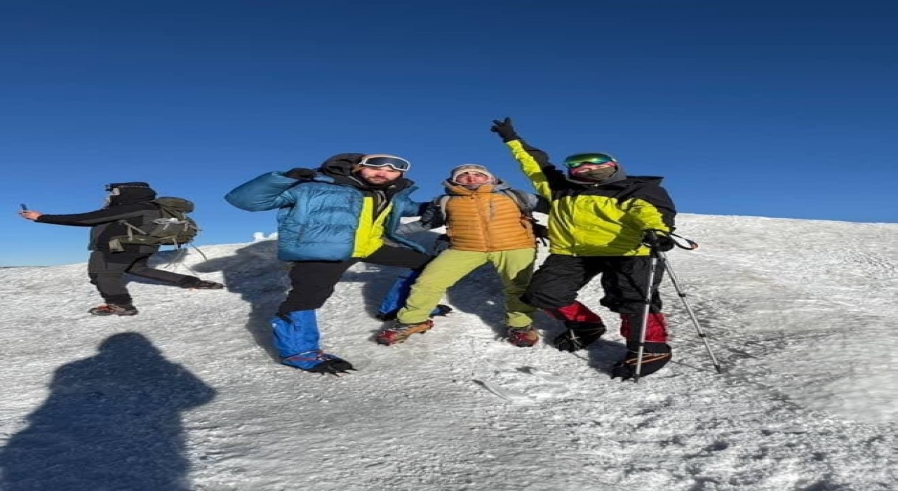 Ağrı Dağında dağcılar zirveye ulaştı