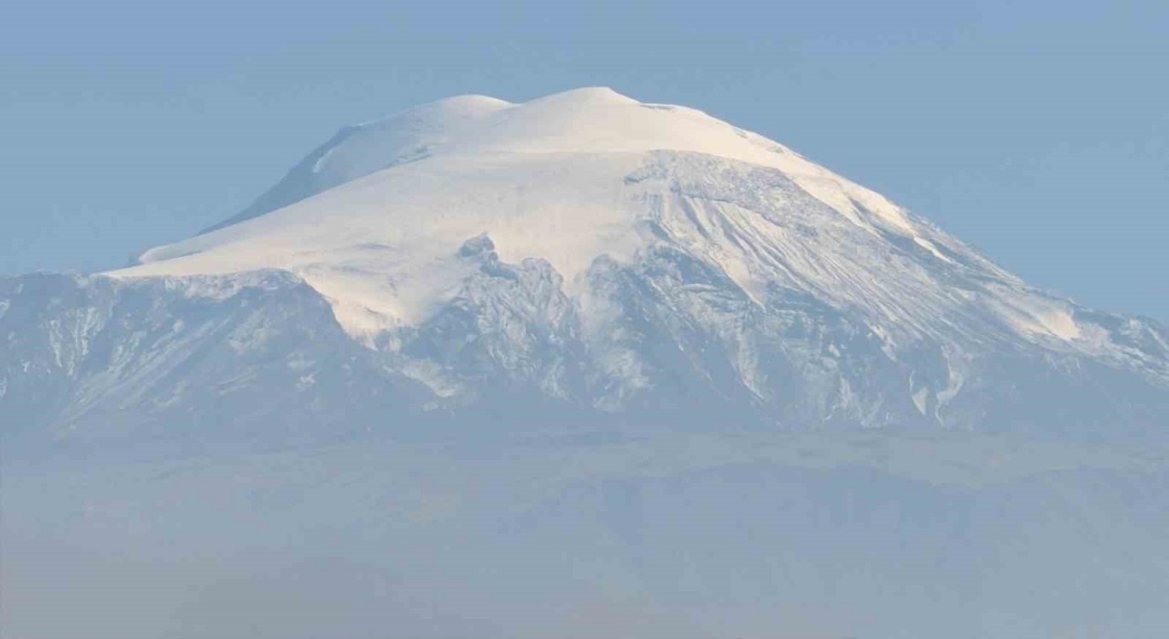 Ağrı Dağında yağan karla kartpostallık görüntüler oluştu