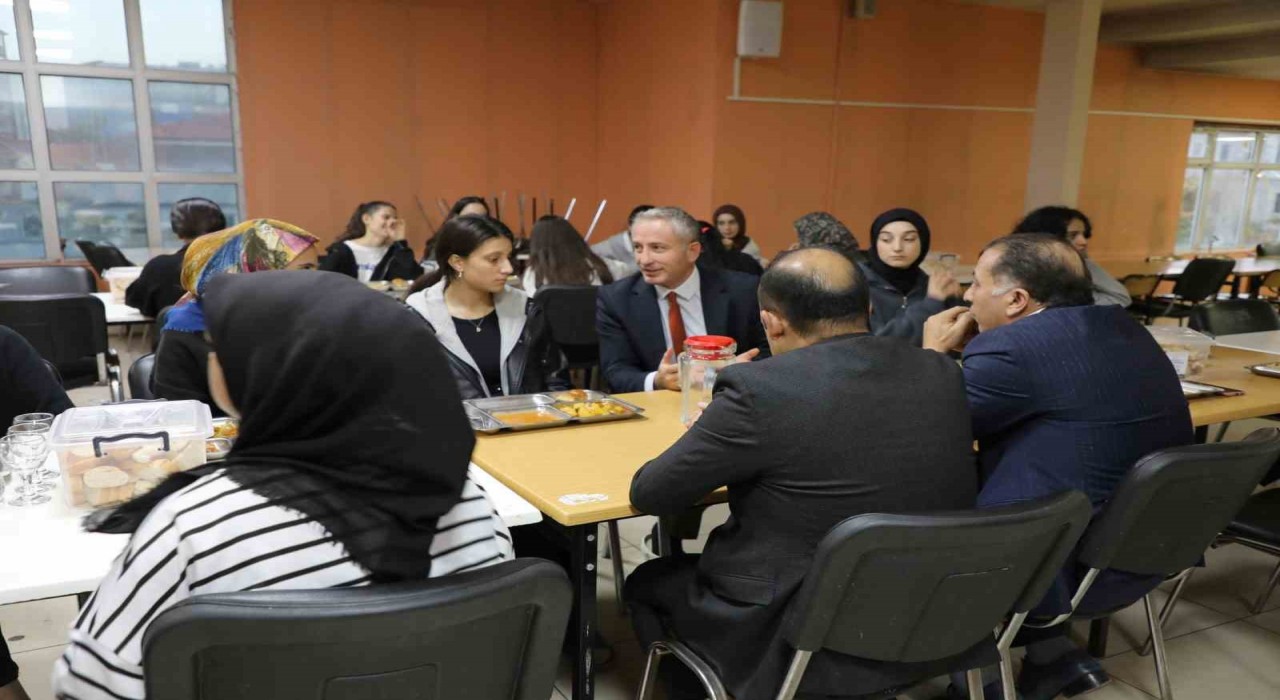 Ağrı Milli Eğitim Müdürü Kökrek, öğrencilerle bir araya geldi