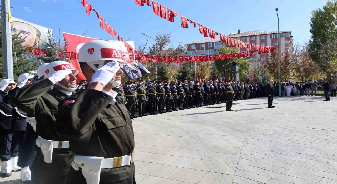 Ağrıda 29 Ekim Cumhuriyet Bayramı çelenk sunma töreni düzenlendi