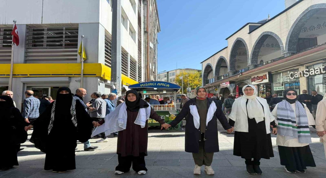 Ağrıda kadınlar Gazzeye destek için sessiz zincir oluşturdu