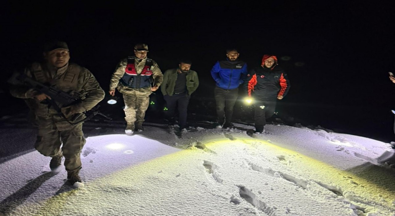 Ağrıda karda mahsur kalan 2 kişi kurtarıldı