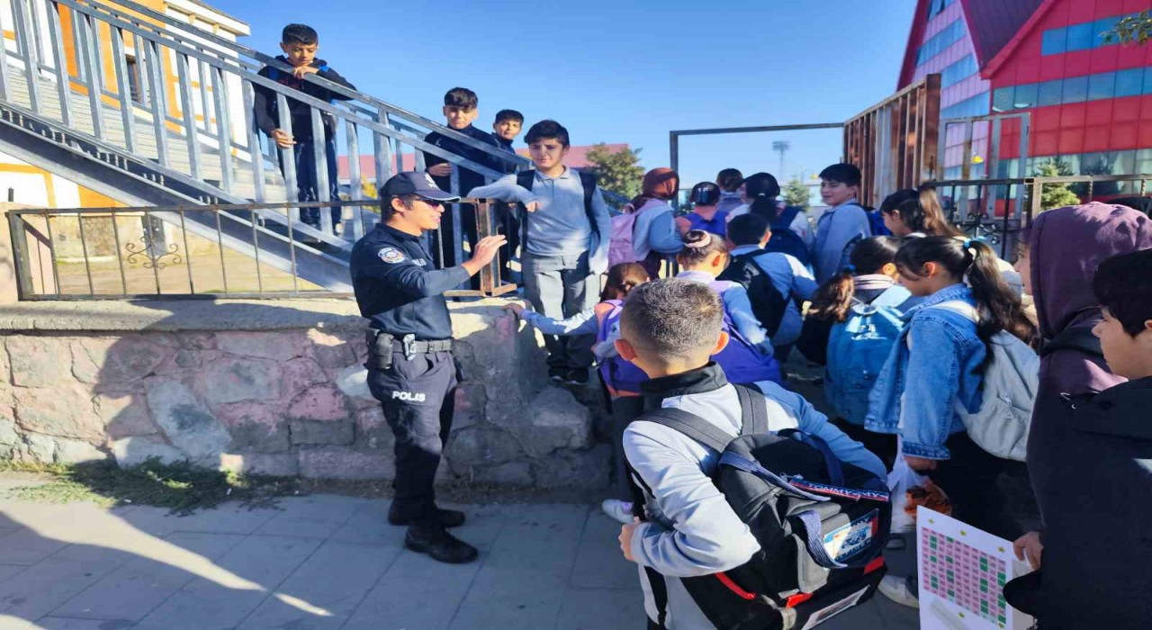 Ağrıda polis ekipleri okul çevrelerinde denetimlerini sürdürüyor