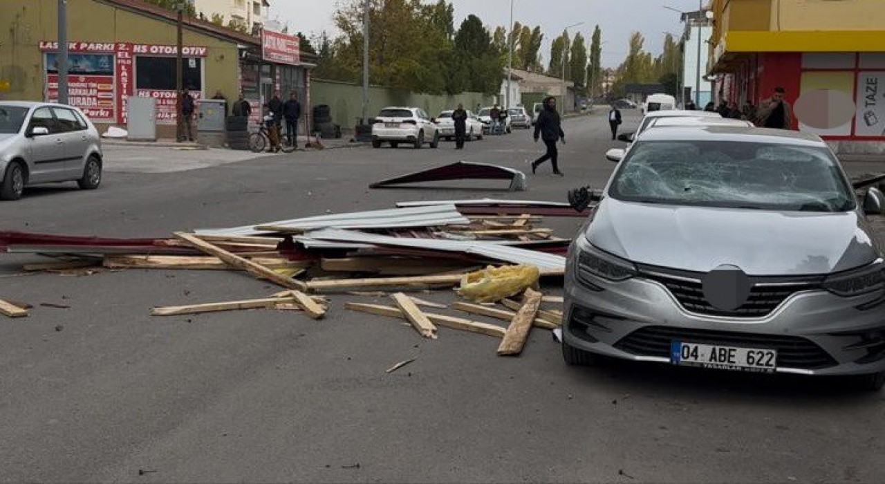 Ağrıda şiddetli rüzgar çatıları uçurdu