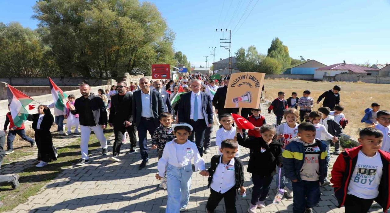 Ağrılı öğrenciler, Gazzedeki ihtiyaç sahipleri için hayır panayırı düzenledi