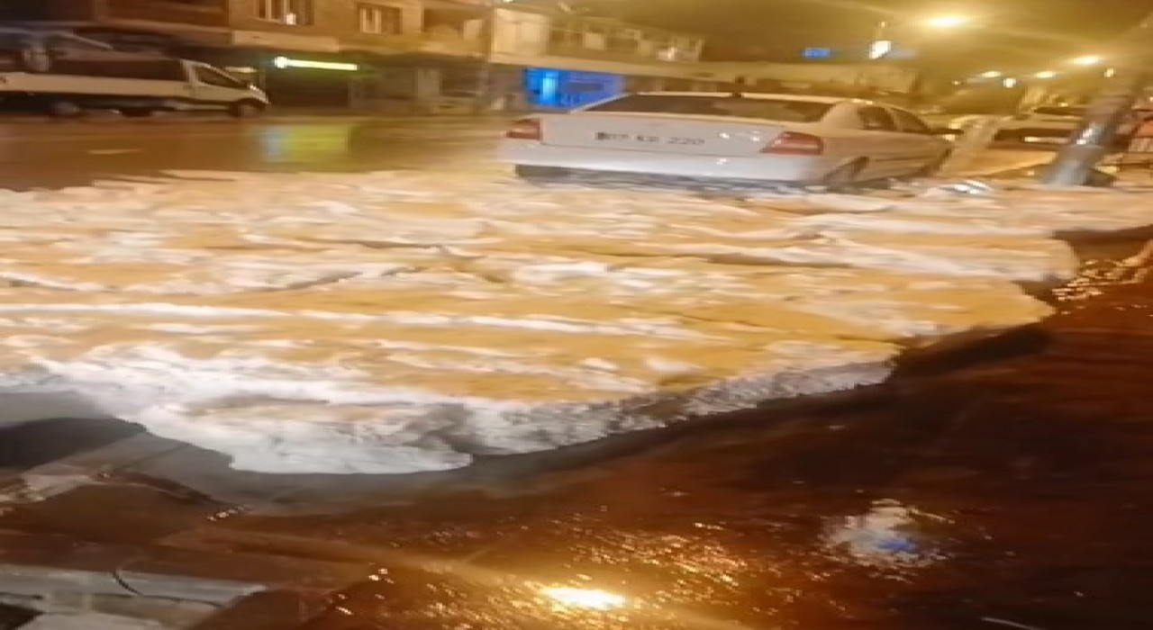 Ahlatta dolu yağışı cadde ve sokakları beyaza bürüdü