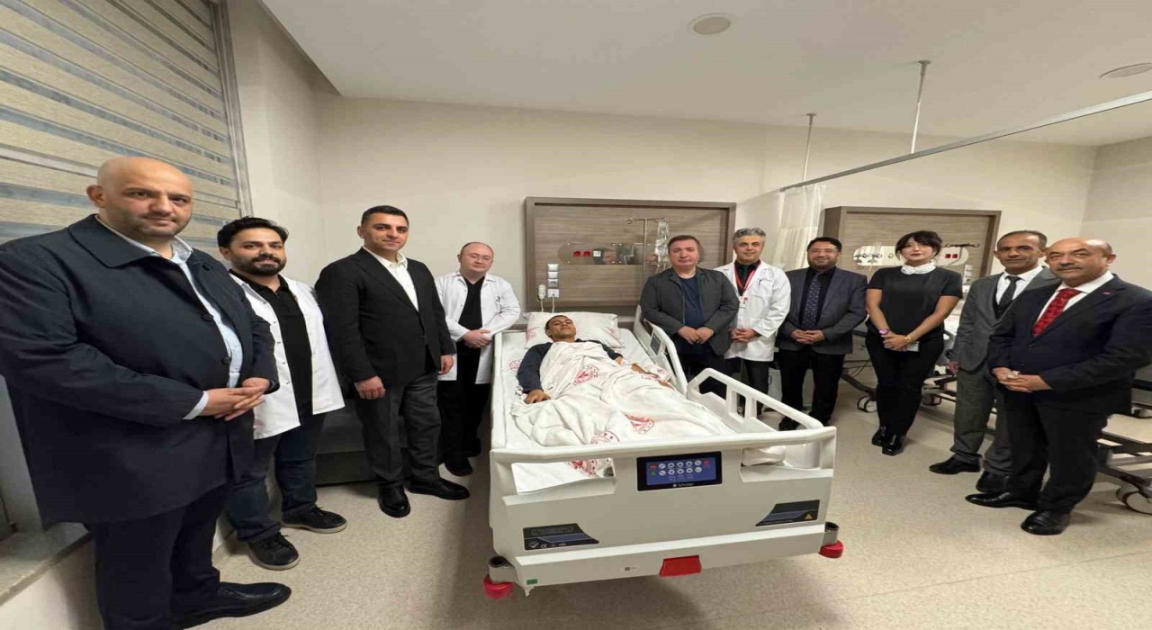 Ailesi uzakta olan gence Vali refakat etti