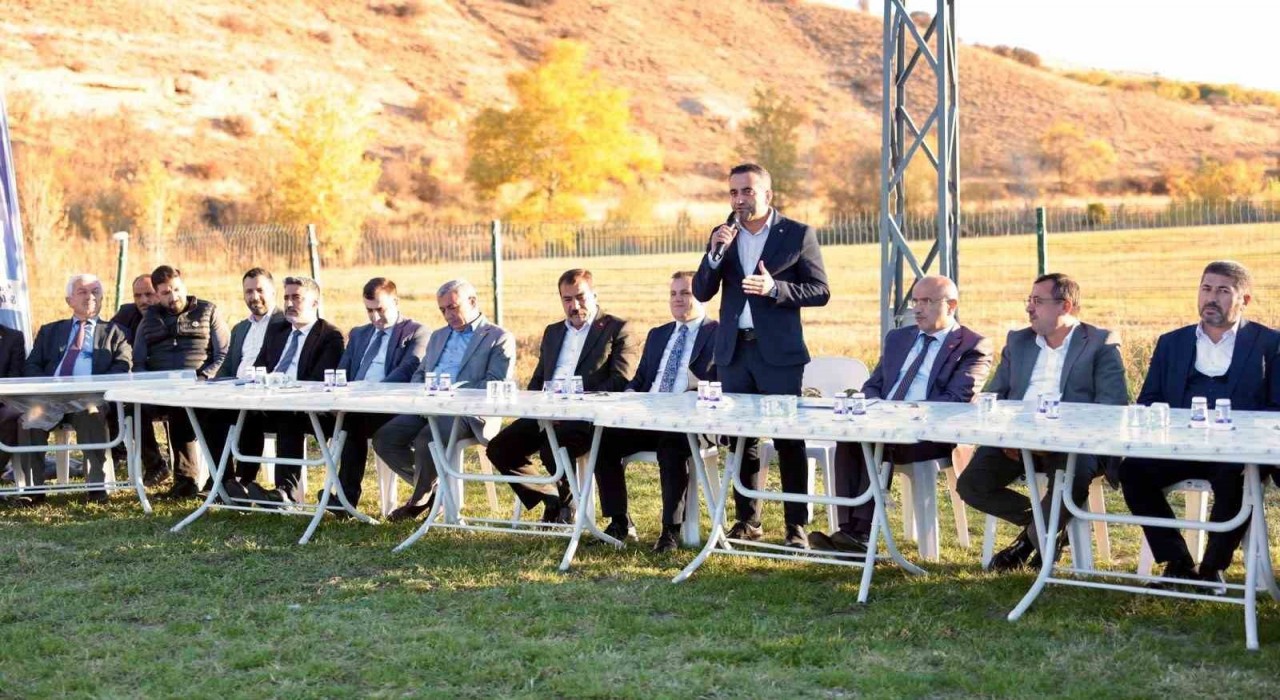 AK Parti heyeti Akçadağda muhtarlarla buluştu