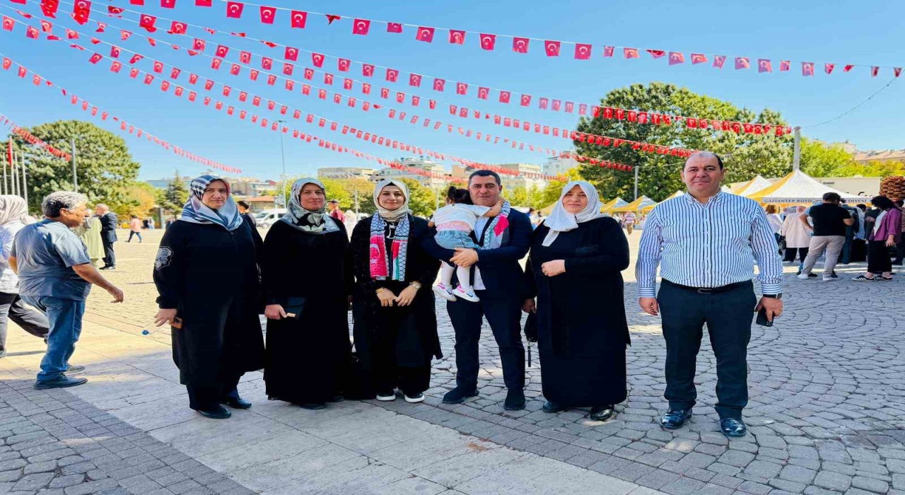 AK Parti Milletvekili Bozgeyik, Gazze İçin Sessiz Çığlık eylemine ailesiyle katıldı