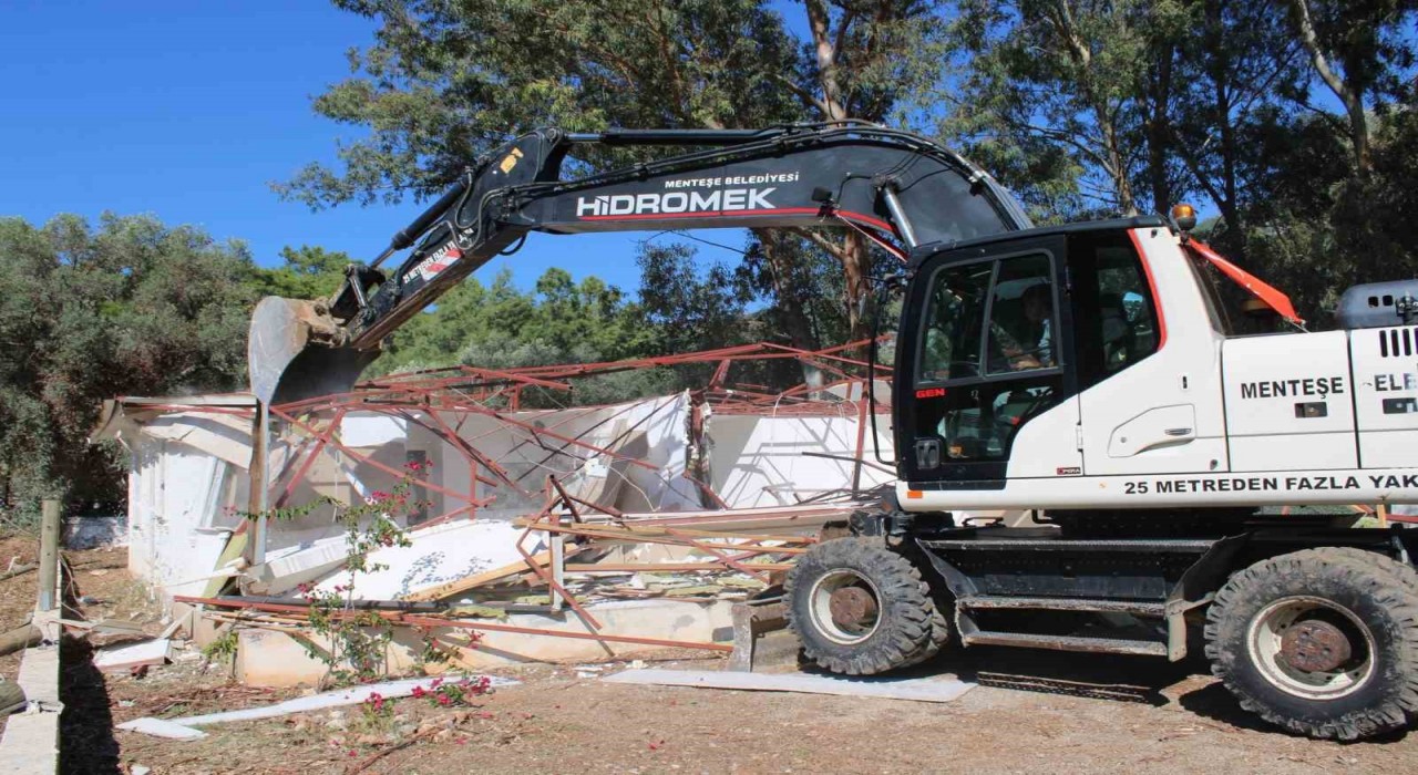 Akbükte kaçak yapılara kepçe vuruldu