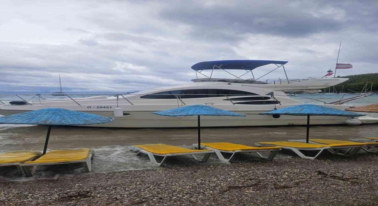 Akbükte şiddetli rüzgar tekneyi sahile sürükledi