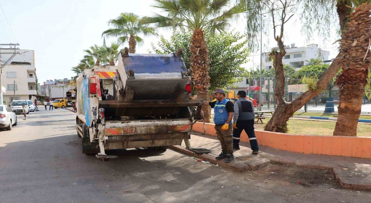 Akdenizde çöp konteynerleri dezenfekte ediliyor