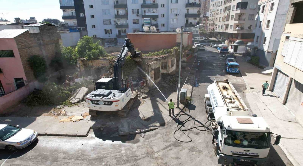 Akdenizde metruk yapılarla mücadele sürüyor