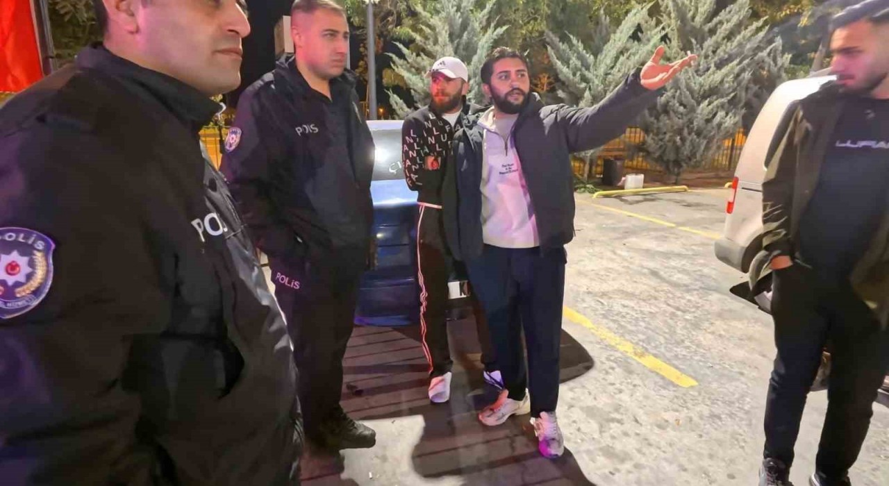 Aksarayda açıkta alkol alan 2 şahsa kabahatler kanunundan ceza kesildi