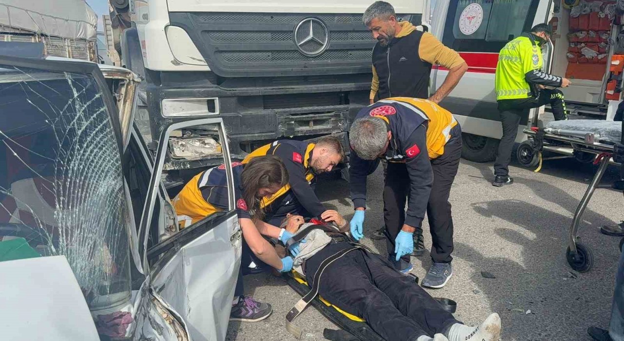 Aksarayda otomobil ile tır çarpıştı: 1 ağır yaralı