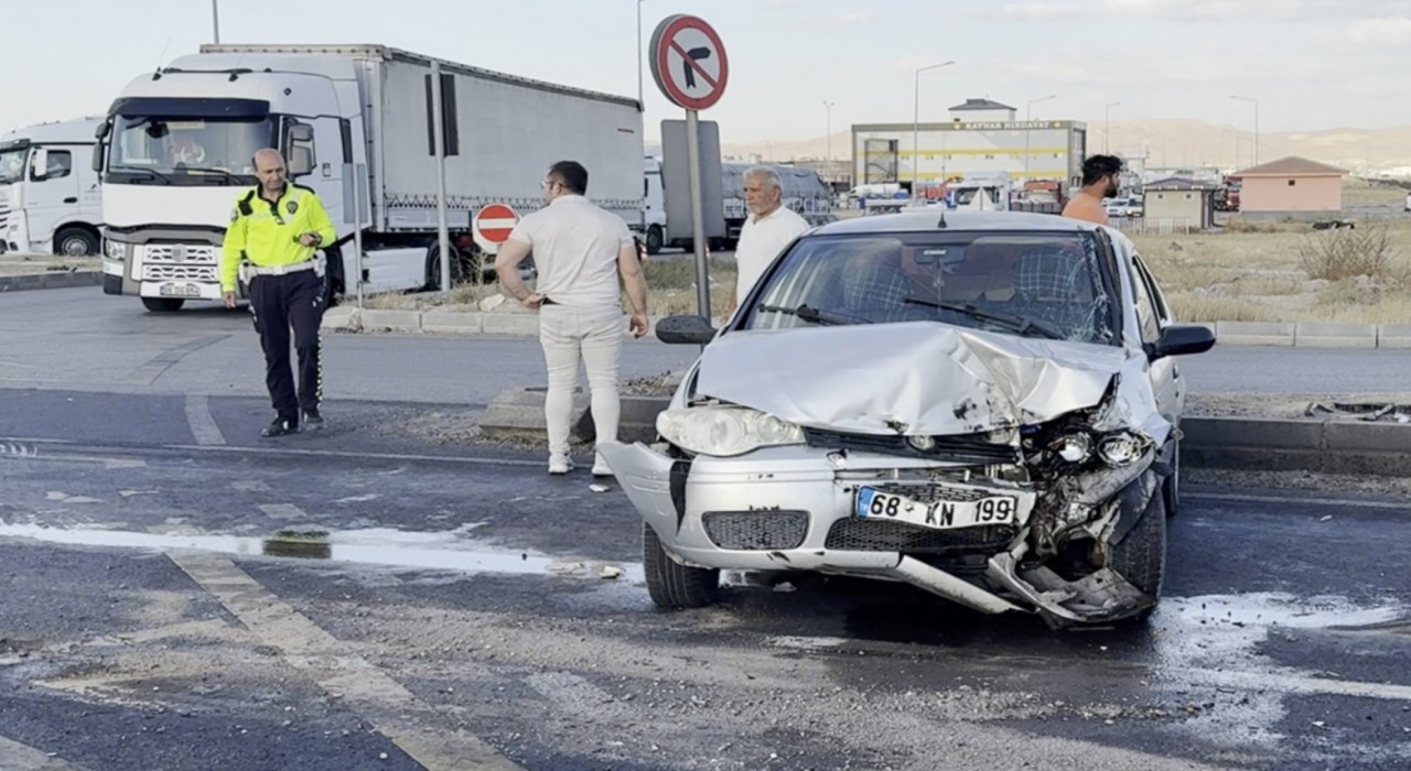 Aksarayda otomobil ile tır çarpıştı: 3 yaralı