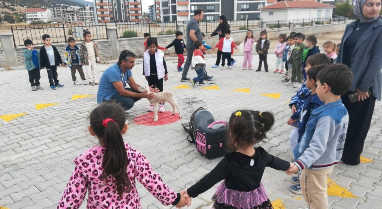Akşehirde çocuklara hayvan sevgisi aşılandı