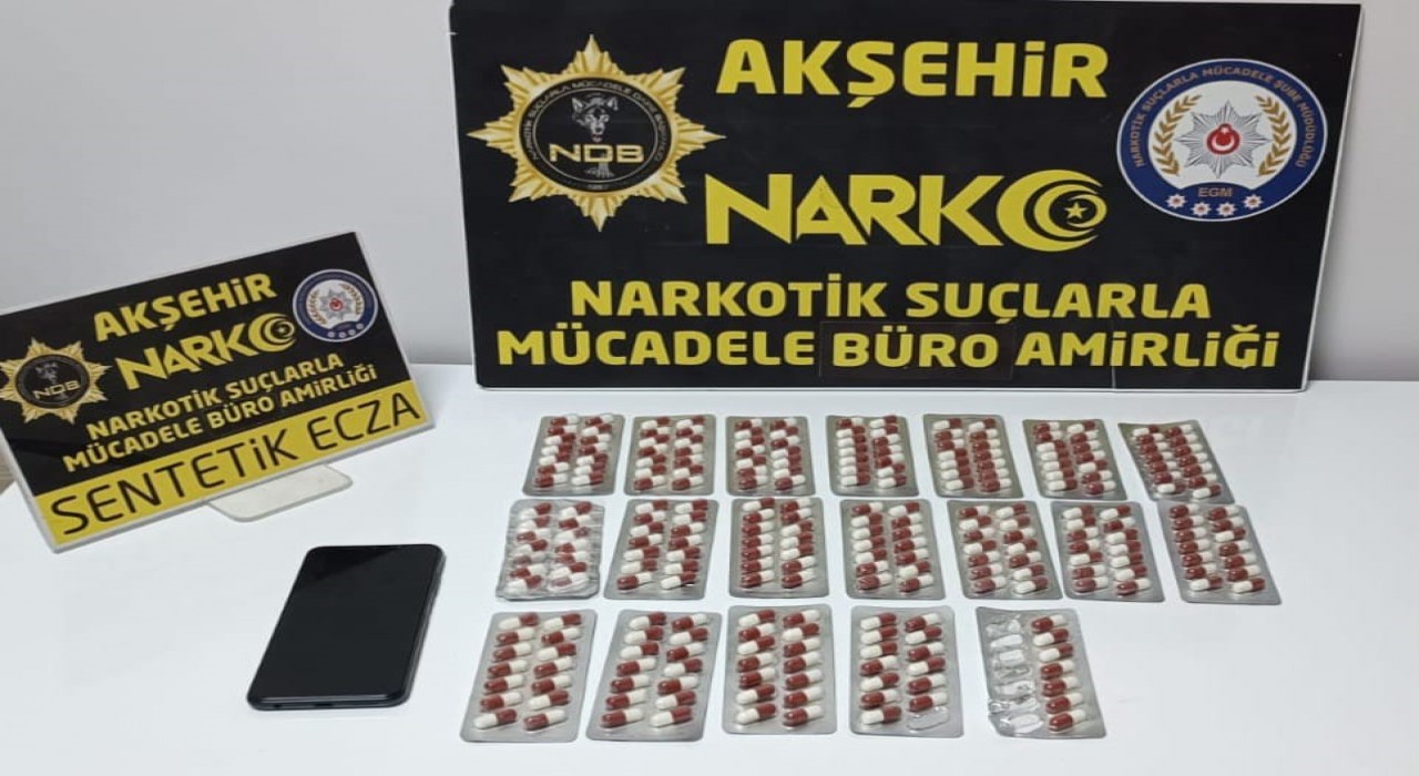 Akşehirde sahte kimlikle yakalanan şahıstan uyuşturucu hap çıktı