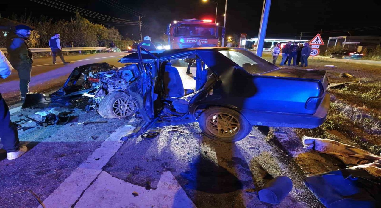 Alaçamda otomobil aydınlatma direğine çarptı: 1 yaralı