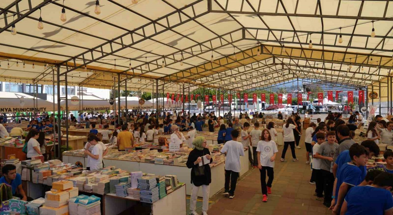 Alanya Kitap Fuarına öğrencilerden yoğun ilgi