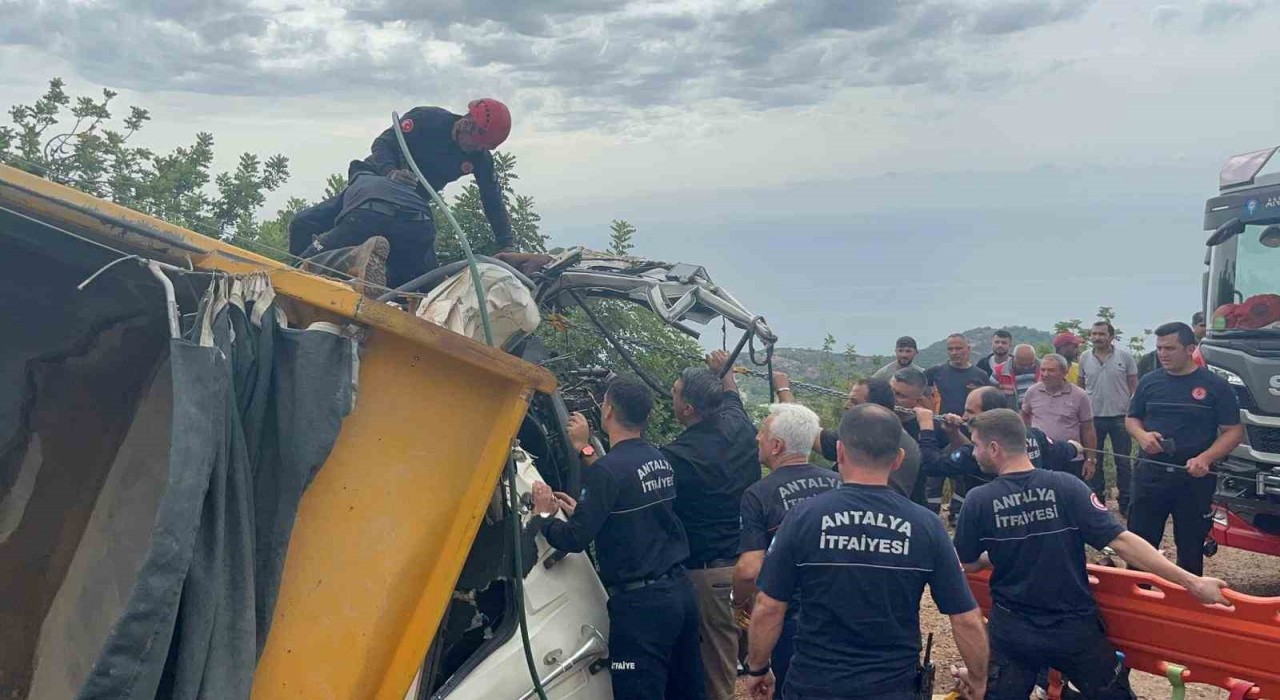 Alanyada freni boşalan kum yüklü kamyon dehşeti: 1 ölü, 1 yaralı