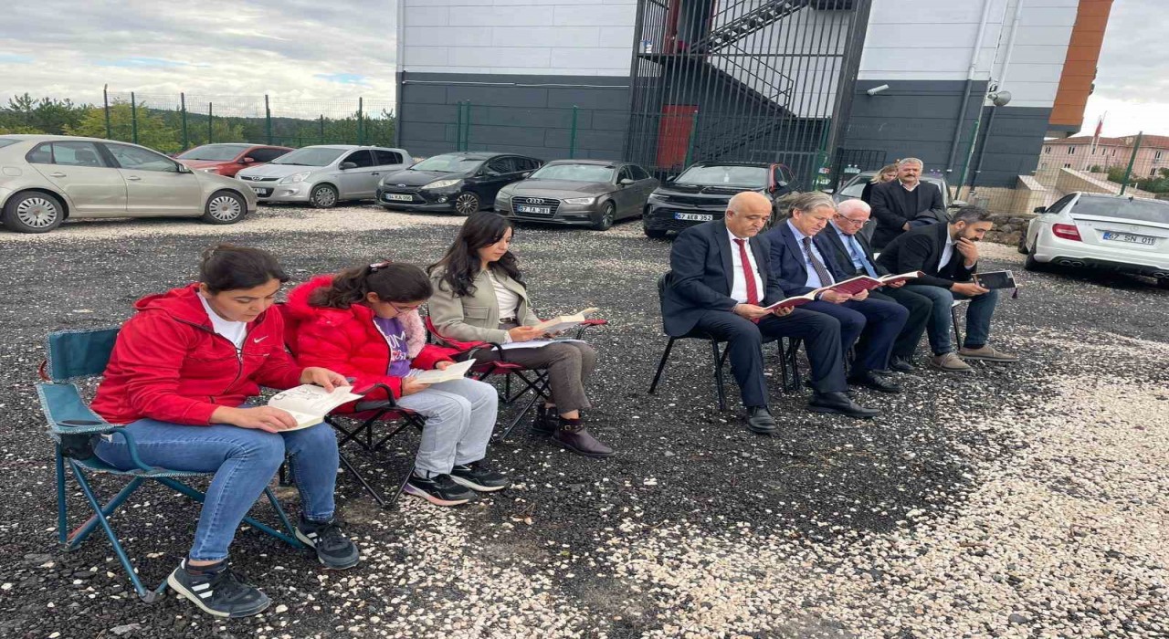 Alaplıda ağaç gölgesinde kitap okuma etkinliği