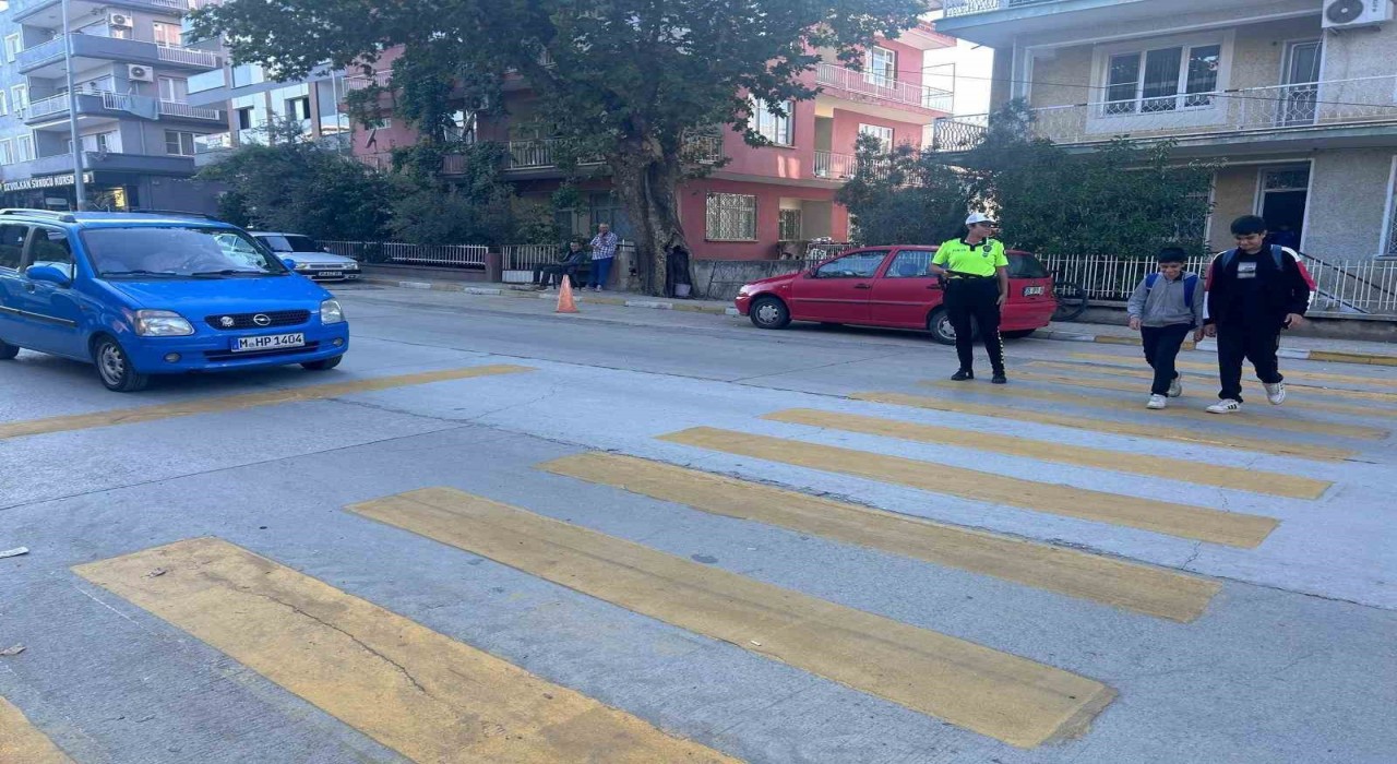 Alaşehirde öğrenciler polis ve bekçilerle güvende