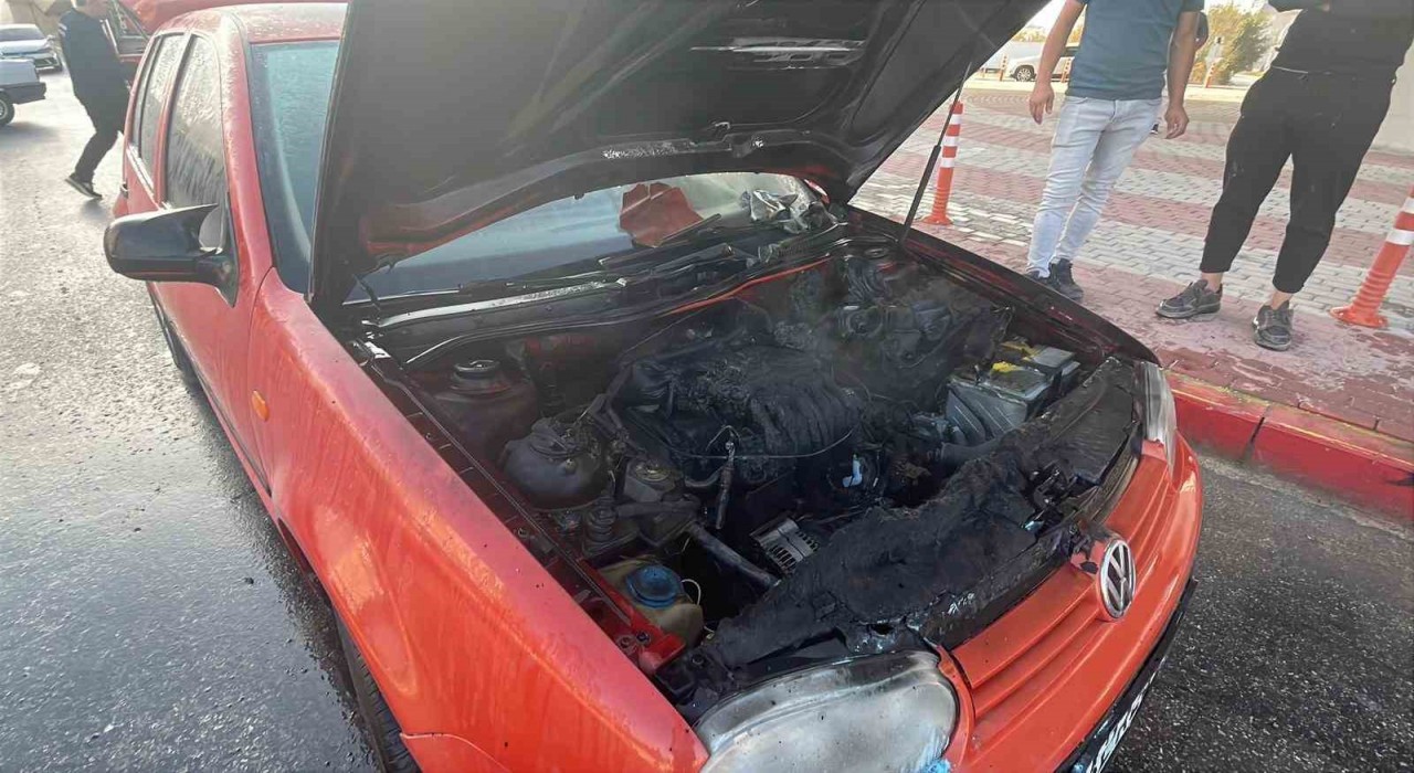 Alev alan LPGli otomobile ilk müdahaleyi polis ekibi yaptı