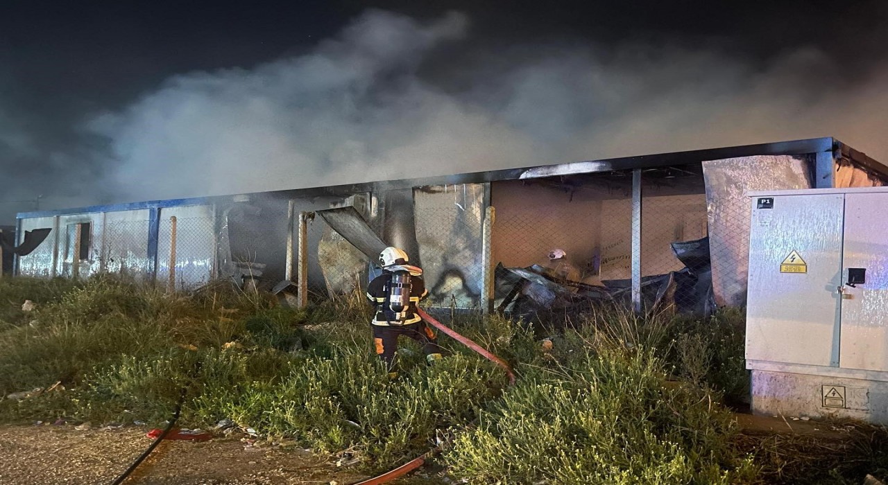 Alevlere teslim olan 2 konteyner yandı