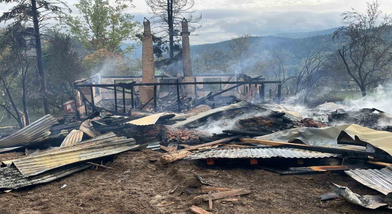 Alevlere teslim olan ahşap ev küle döndü