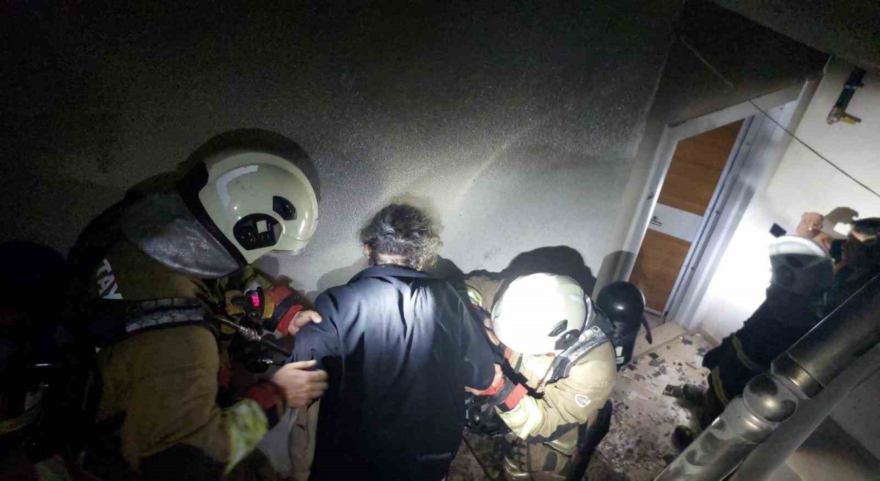 Alevlerin yükseldiği binada dumandan etkilenen vatandaşları itfaiye kurtardı