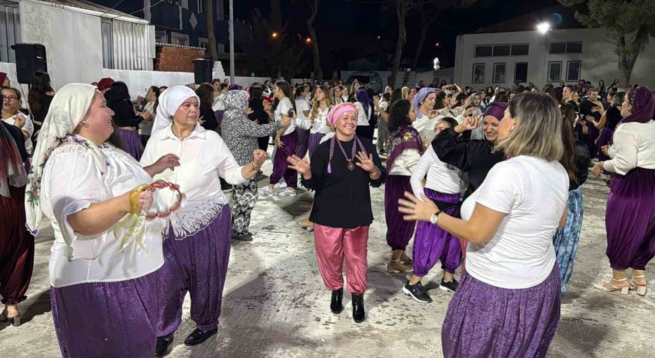 Aliağada kadınlardan renkli Şalvar Gecesi