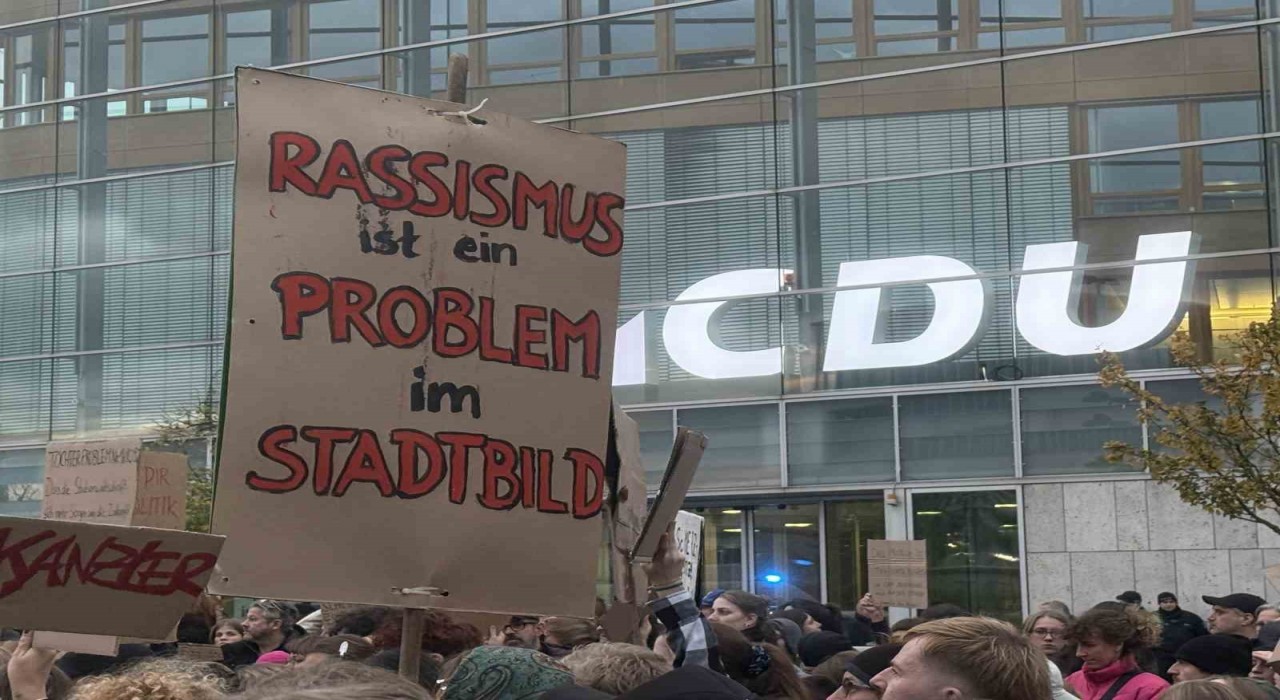 Almanya Başbakanı Merz, partisinin genel merkezi önünde binlerce kişi tarafından protesto edildi