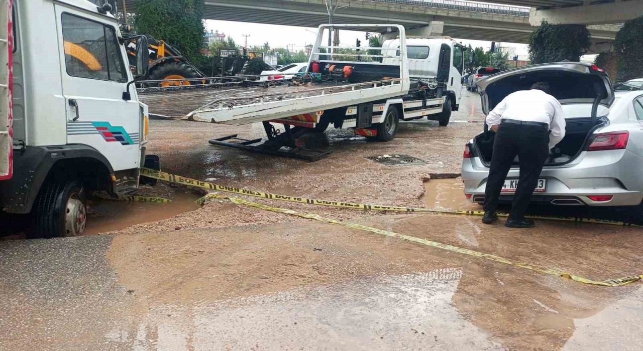 Alt yapı çalışması yapılan alan yağış dolayısıyla çöktü, araçlar mahsur kaldı