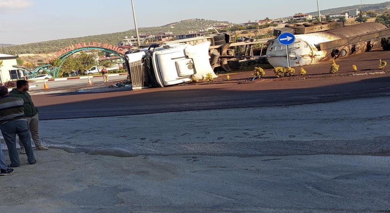 Altınözünde zeytin posası yüklü tanker devrildi