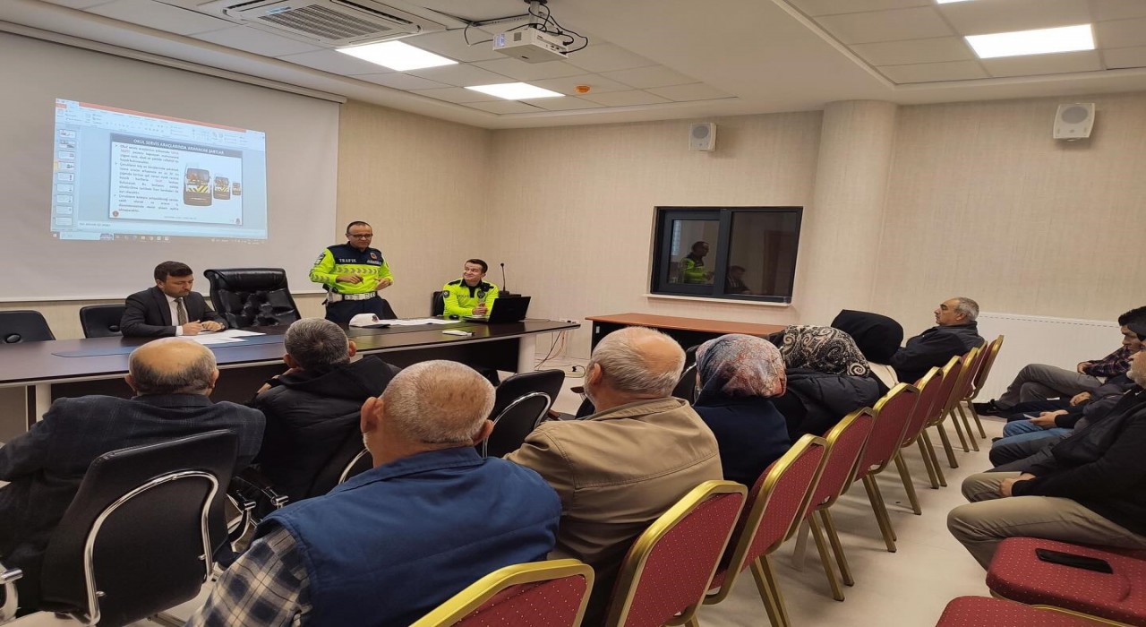 Altıntaşta okul servis sürücülerine trafik güvenliği ve servis hizmetleri eğitimi