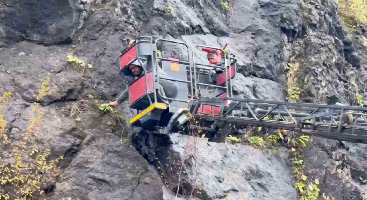 Amasrada kayalardan sarkan kablolar paniğe neden oldu: 19 yıl önce patlatılan dinamitlerden kaynaklandığı ortaya çıktı