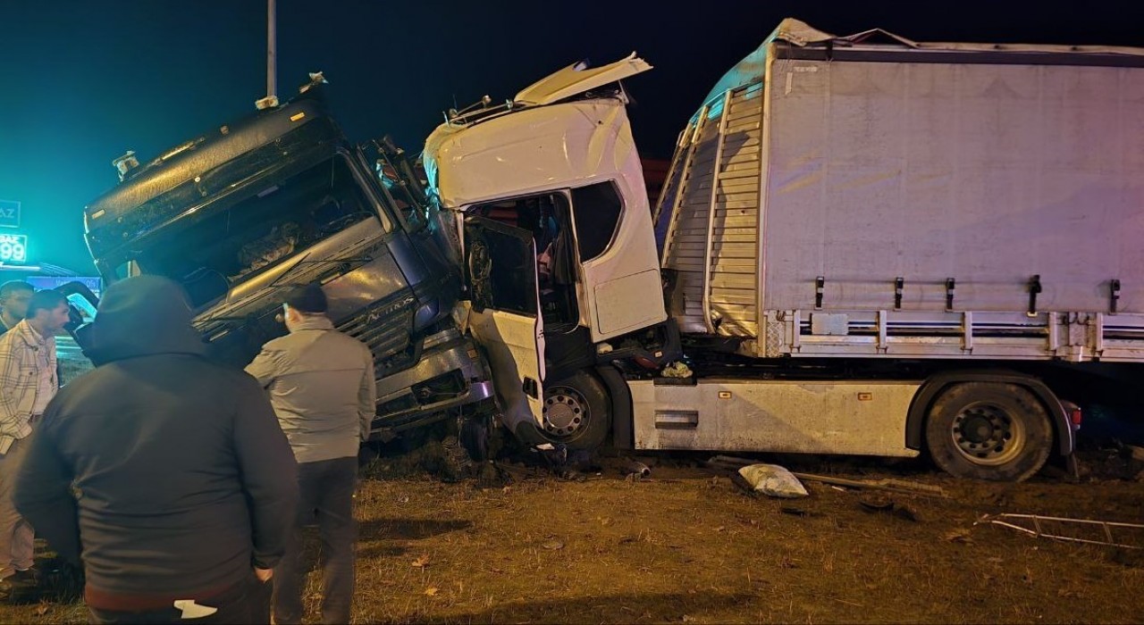 Amasyada 2 tır kavşakta çarpıştı: 3 yaralı