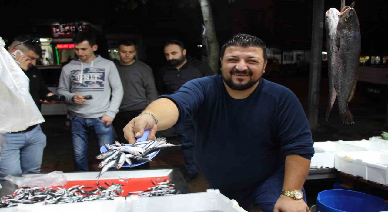 Amasyada balıkçı ile kasabın esprili indirim kapışması vatandaşa yaradı