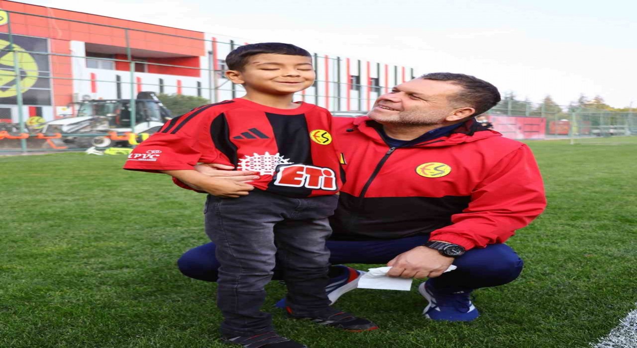 Ameliyatla görme kabiliyetini kazan Hamit, Eskişehirspor antrenmanını seyretti