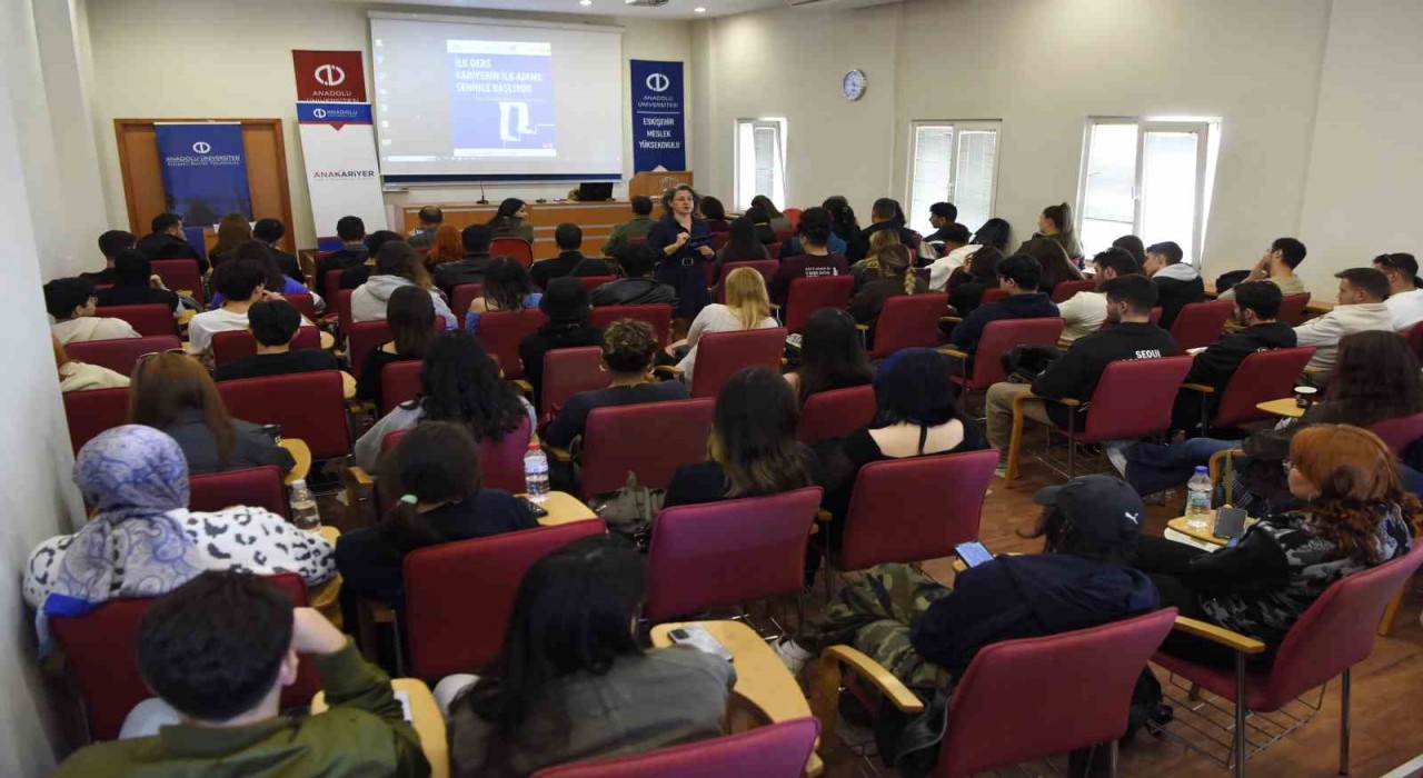 Anadolu Üniversitesi EMYOda öğrenciler kariyer yolculuklarına hazırlandı