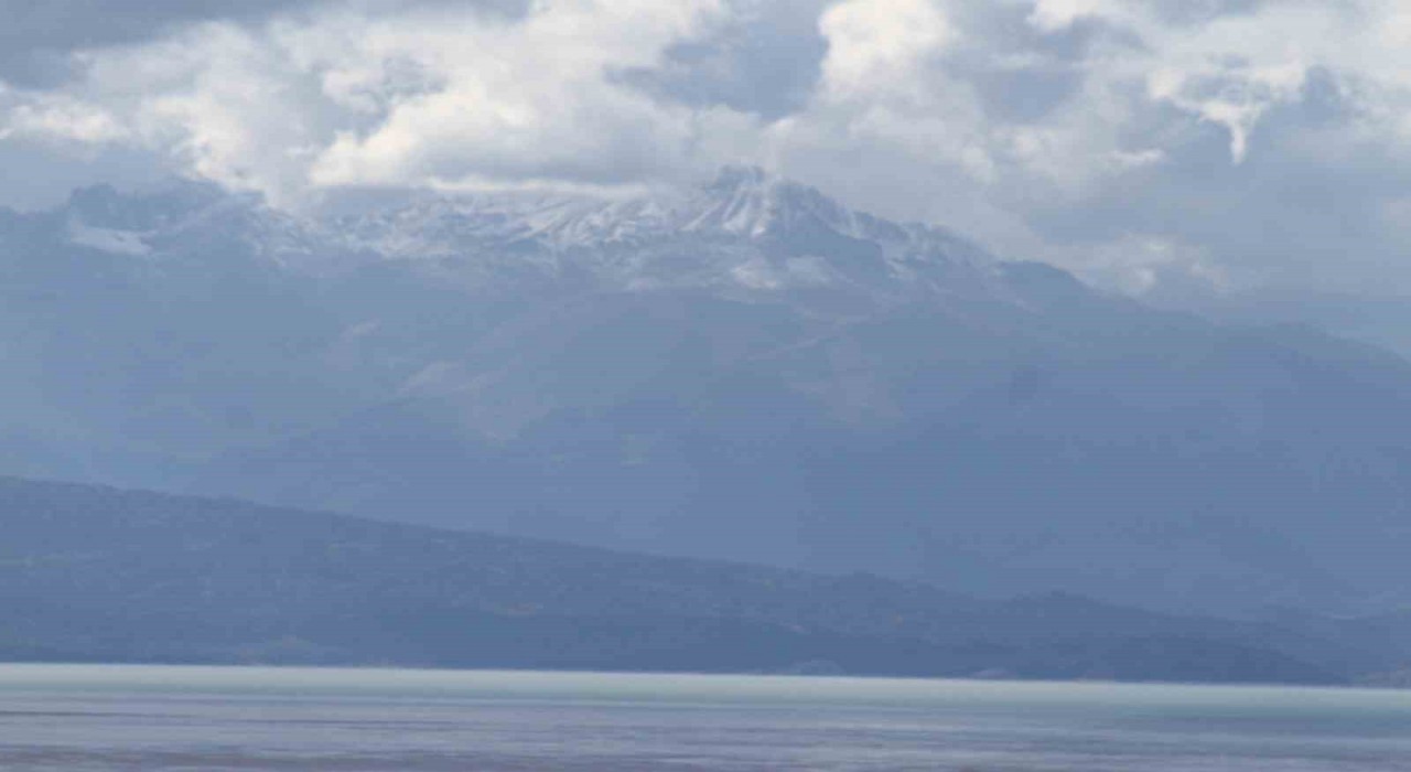 Anamas beyaz gelinliğini giydi