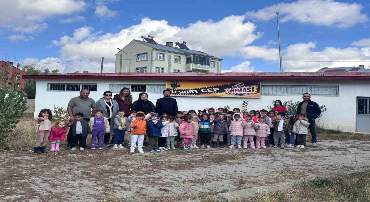 Anaokulu öğrencilerine sinema keyfi