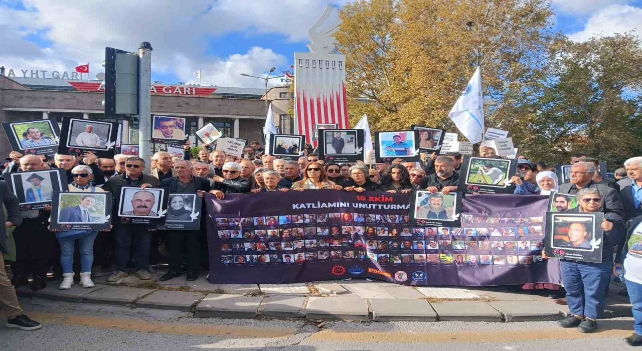 Ankara Garı saldırısında hayatını kaybedenler 10ncu yılında törenle anıldı