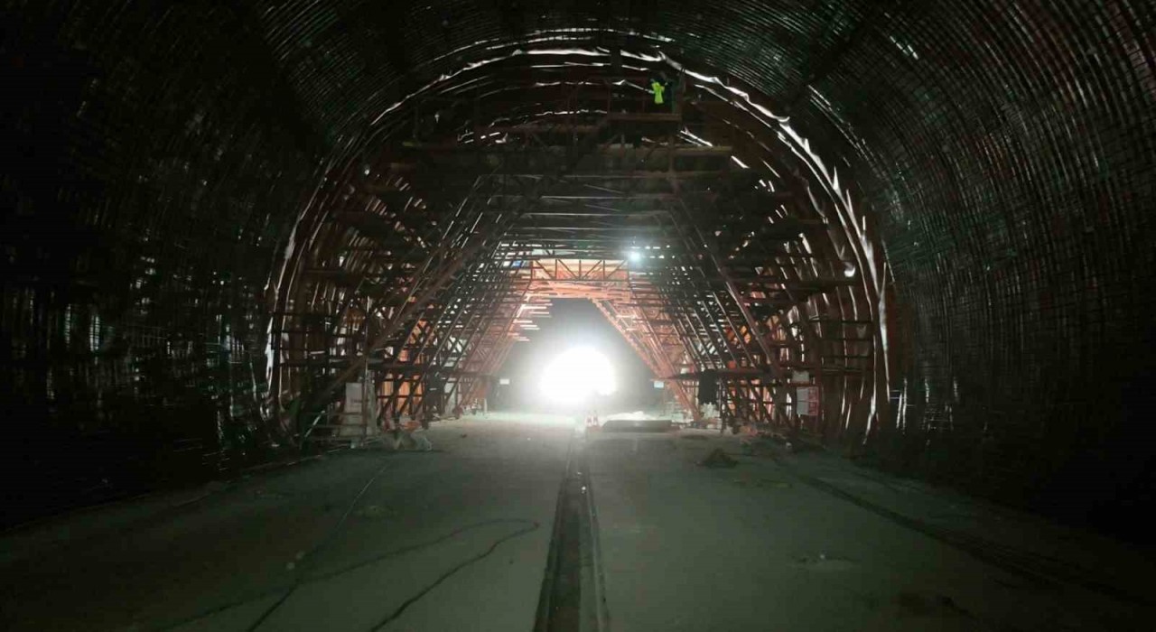 Ankara ile İzmir arasındaki seyahat süresini 3,5 saate düşürecek projede Köroğlu Tünelinde ışık göründü