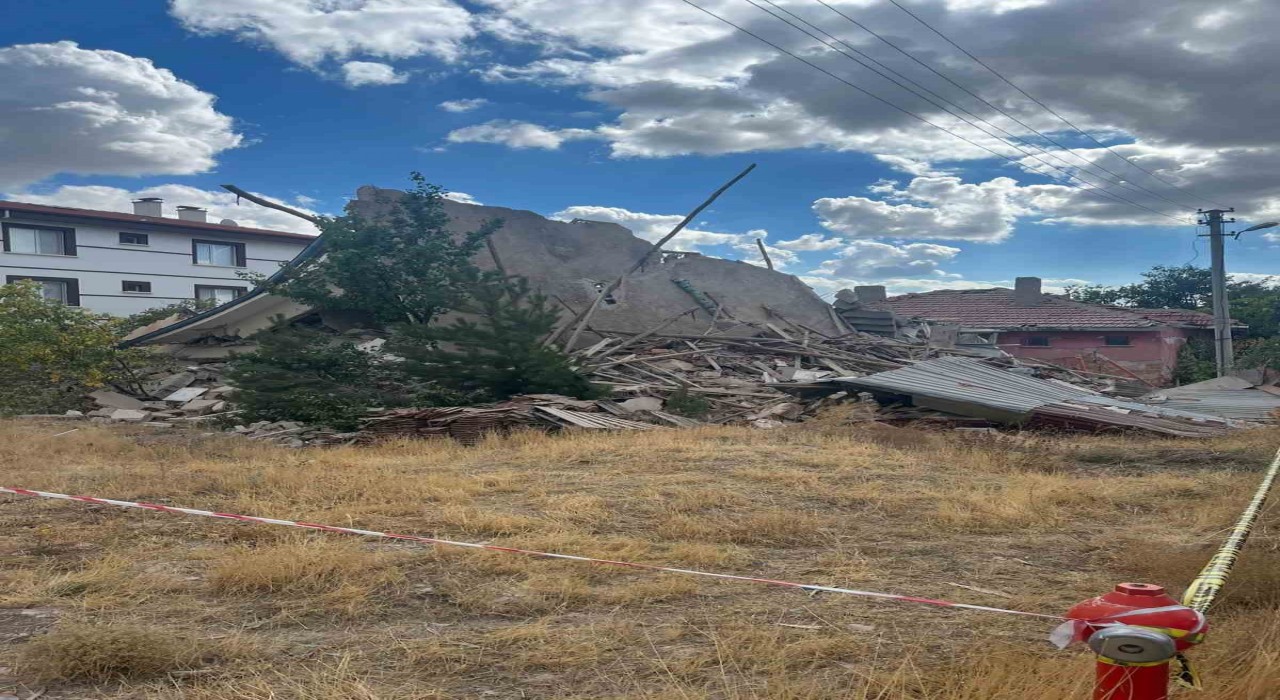 Ankarada 3 katlı binada göçük