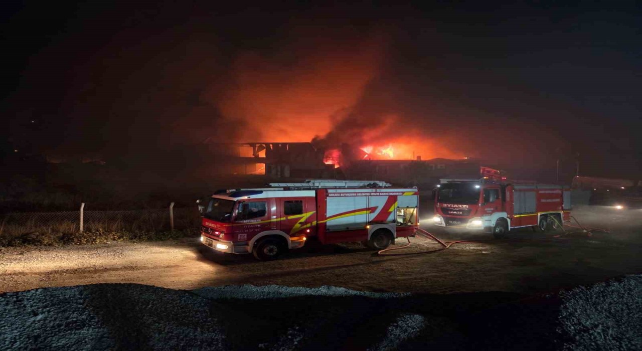 Ankarada boya dönüşüm fabrikasında yangın