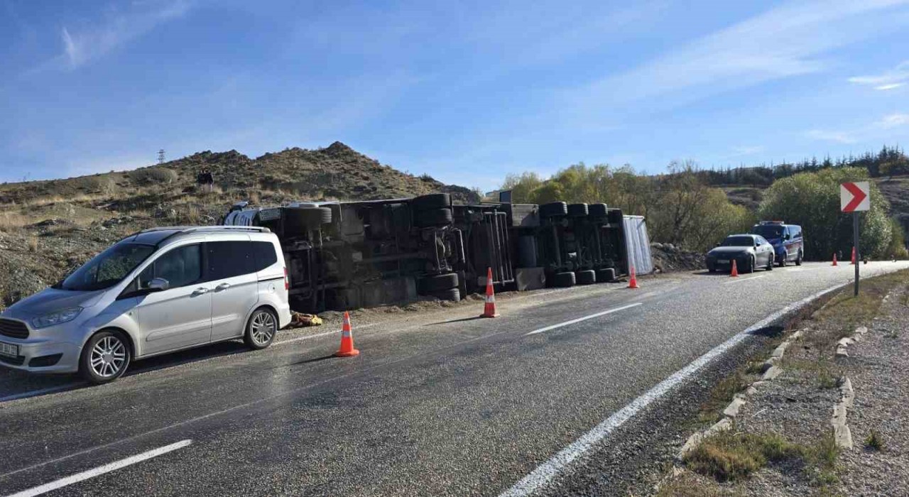 Ankarada devrilen tırdaki 2 inek telef oldu