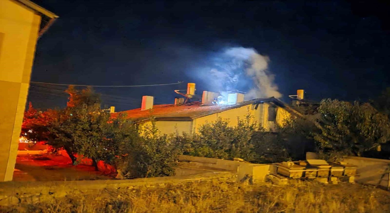 Ankarada iki katlı binada yangın: 2 kişi dumandan etkilendi