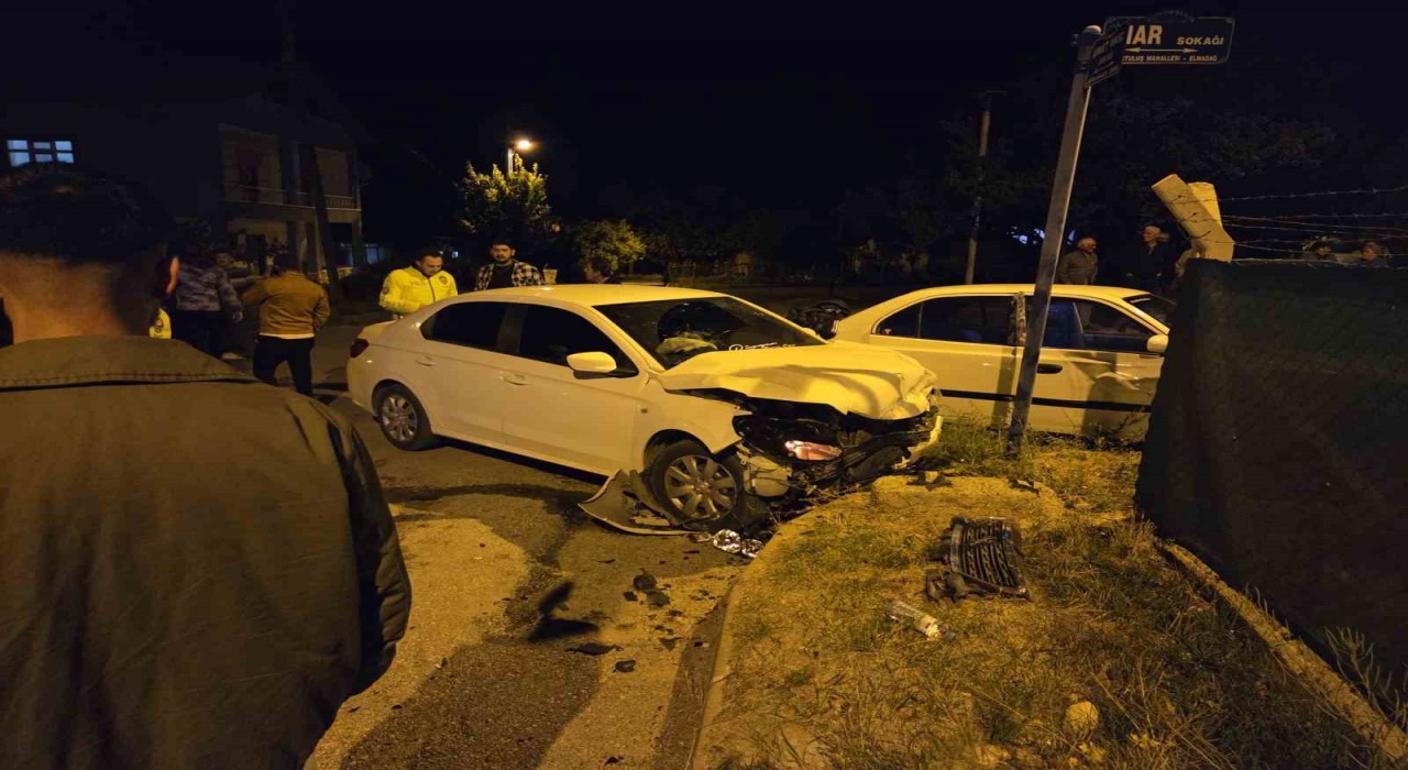 Ankarada iki otomobil kafa kafaya çarpıştı: 2 yaralı